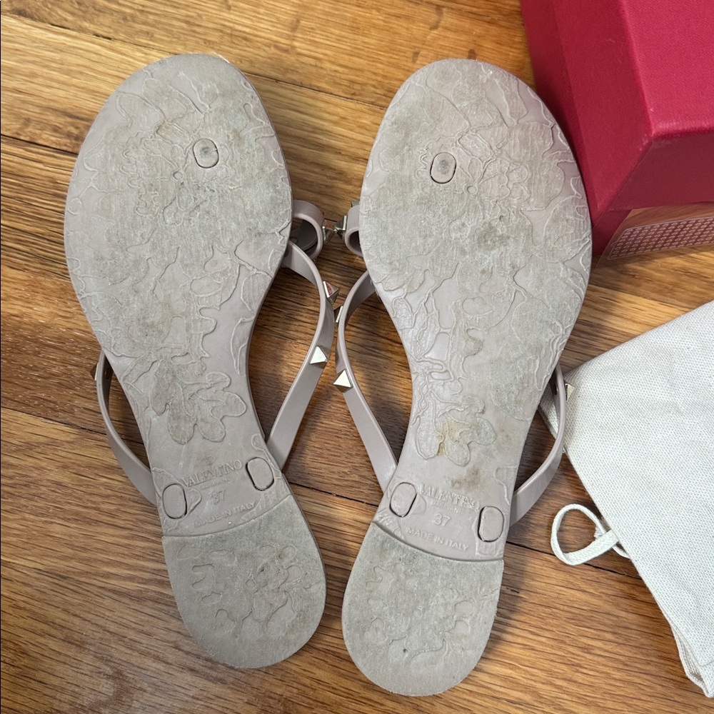 Valentino Garavani Rockstud Bow Jelly Flip Flops - Picture 4 of 7